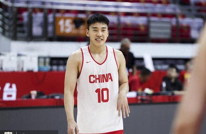 广东男篮大将接近加盟山东,上海追逐胡金秋,杨瀚森离开国家队!
