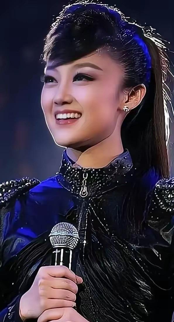 诺斯科娃首夺温网女单冠军