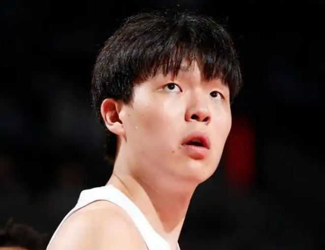 人类极限挑战!波兰游泳选手56小时不睡觉横渡波罗的海,抵达终点踉跄颤抖跪地