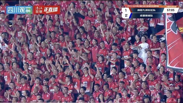大一女生穿“洛丽塔”报到，本以为能惊艳全场，没想到连行李都没人愿意帮忙搬