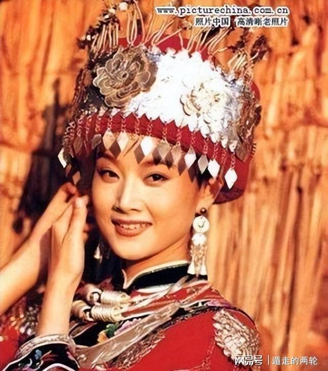 汪小菲抱5个月儿子外出散步,正脸被曝光,软软萌萌,胖乎乎的