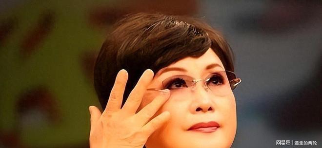 汪小菲抱5个月儿子外出散步,正脸被曝光,软软萌萌,胖乎乎的