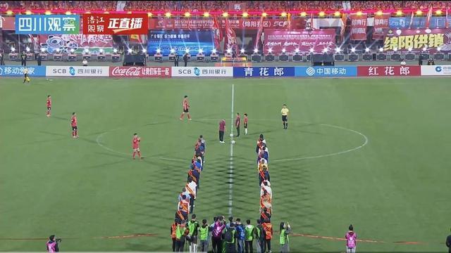 大一女生穿“洛丽塔”报到，本以为能惊艳全场，没想到连行李都没人愿意帮忙搬
