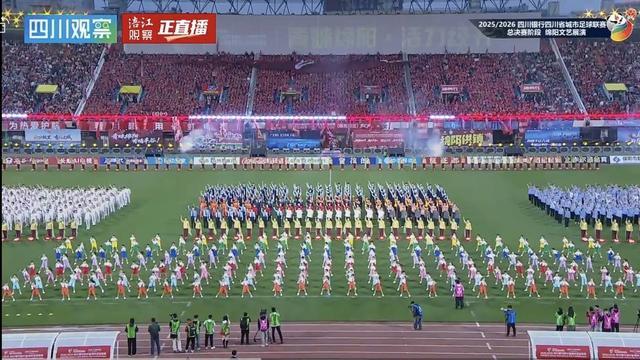 大一女生穿“洛丽塔”报到，本以为能惊艳全场，没想到连行李都没人愿意帮忙搬